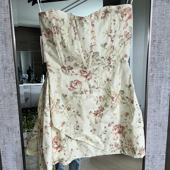 Gorgeous Victorian classy corset style mini - Picture 8 of 12